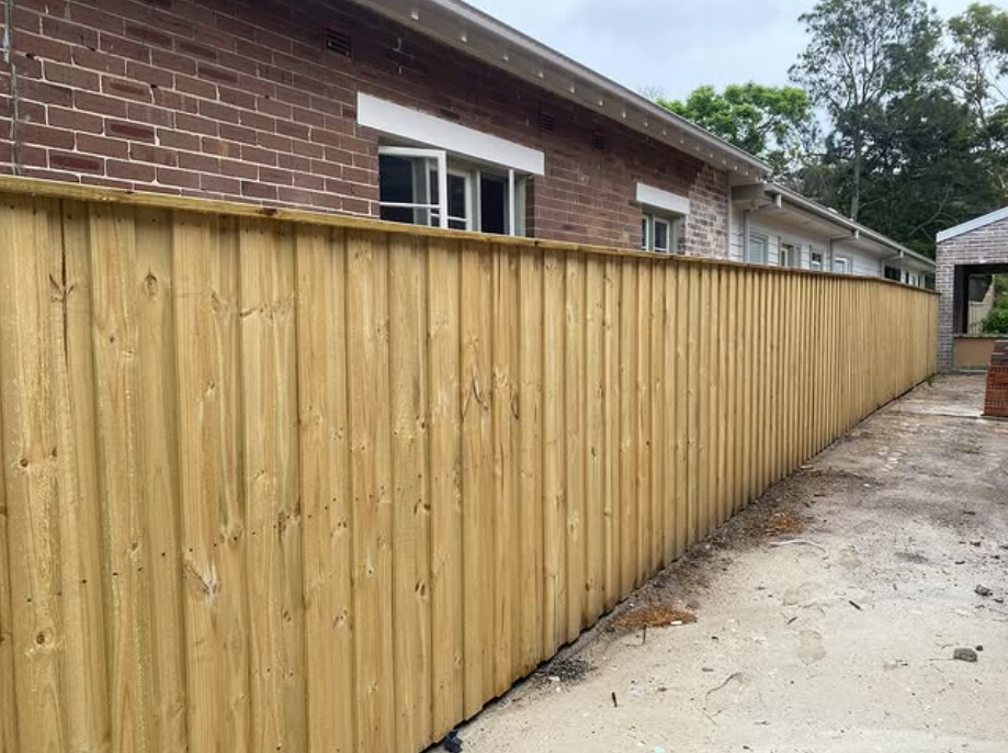Timber lap and cap fence